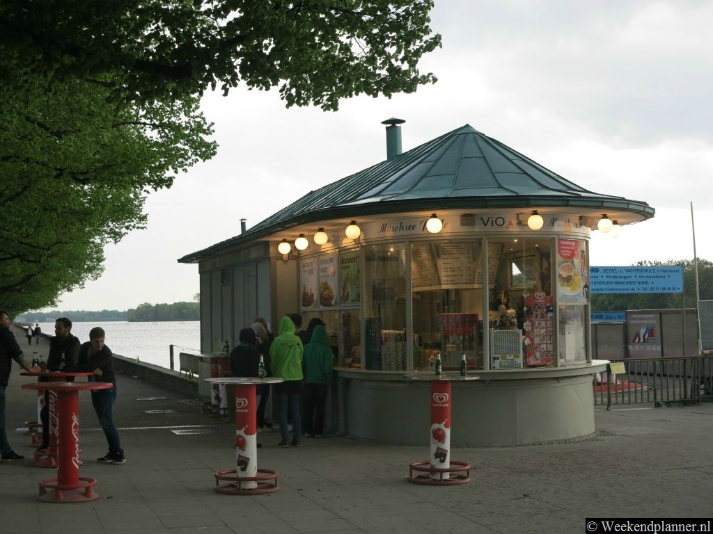 Als je bij het  Neues Rathaus door het park loopt kom je bij het langwerpige recreatiemeer Maschsee. Hier kun je zeilboten, roeiboten en waterfietsen huren. Tip: Je kunt in het park bij het meer picknicken.